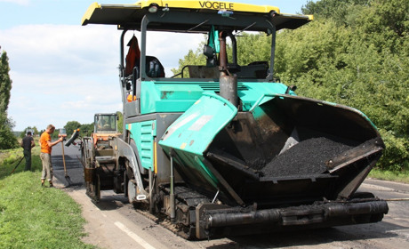 У Новоселівському Сватівського району ремонтують дорогу. Скільки кілометрів і що вже зробили