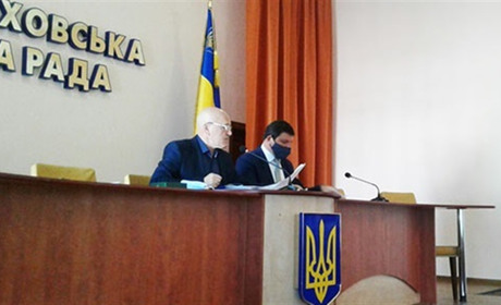 На мажорній земельній ноті