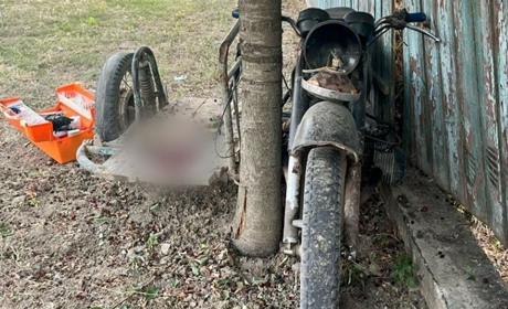 На Одещині мотоцикліст вʼїхав у дерево і паркан: постраждала дитина