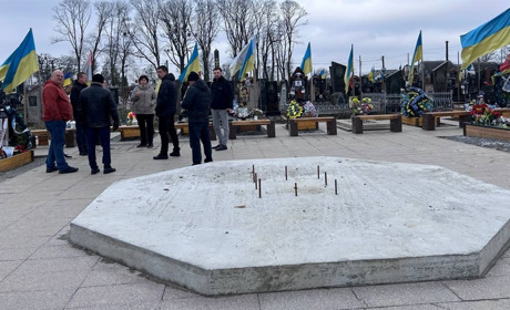 На двох кладовищах Звягеля встановили нові вхідні групи, а третьому — дві громадські вбиральні