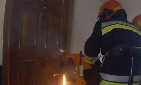 Славутські рятувальники допомогли визволити малюка, який зачинився у квартирі