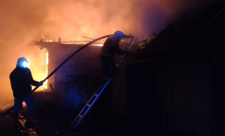 Дві пожежі через грозовицю. Злива та затоплені вулиці на Менщині