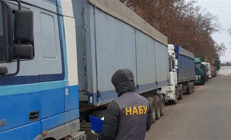 "Хотіли незаконно продати". У Ворожбі слідчі НАБУ заарештували сім фур із насінням Держрезерву