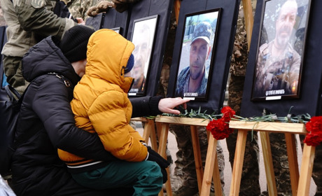 Ставали перед портретами на коліна: у Переяславі вшанували пам'ять загиблих за Україну воїнів