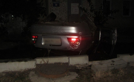 По вул. Воронізькій автівка врізалась в електроопору і перекинулась