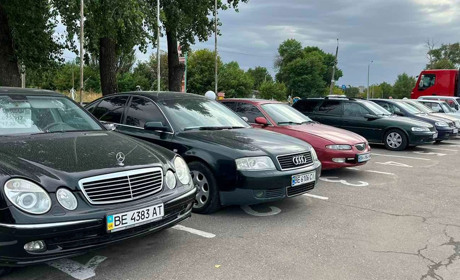 У Первомайську працює автомайданчик: тут можна купити, продати, обміняти чи орендувати автівку