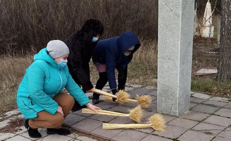 Свічки пам'яті та колоски замість квітів: Лозівщина сумує за невинно вбитими жертвами голодоморів