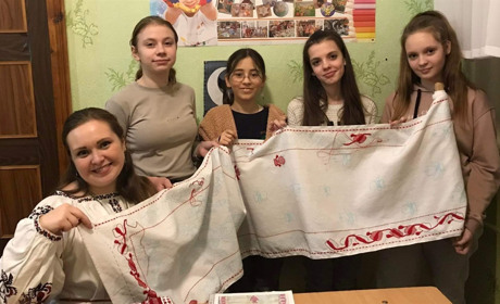 Майстри Полтавщини долучилися до вишивання переяславського рушника Сковороди