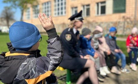 У Звягелі поліцейські розповідають дітям основні правила дорожнього руху та безпечної поведінки