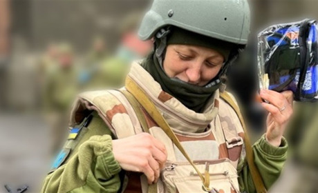 Пораненому військовому, не варто бачити страху в очах тієї, що під обстрілом бореться за його життя