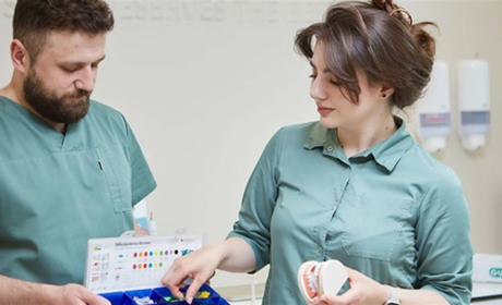 Бруксизм та його наслідки: як захисні капи при бруксизмі зберігають здоров'я зубів та суглобів