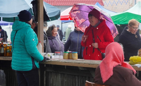 Дощові недільні торги у Переяславі: покупців замало навіть у м’ясних та молочних рядах ВІДЕО