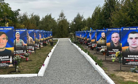 У Миколаївці відкрили Алею пам’яті захисникам України на честь загиблих на війні земляків