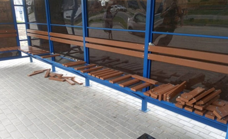 У Славуті вандали видерли дощечки для сидіння на новій зупинці