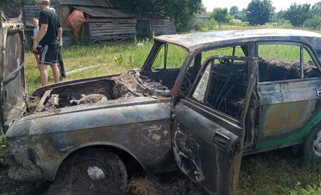 У Вараському районі під час пожежі згорів «Москвич» та мотоцикл