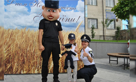 «Срібний щит». Хто у Городку отримав почесну відзнаку та як поліцейські запалюють публіку