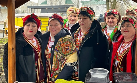 Купували, співали та ЗСУ допомагали: новорічний ярмарок у Південноукраїнську