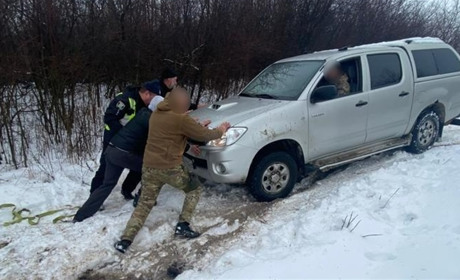 Білопільські поліцейські продовжують допомагати водіям на дорогах