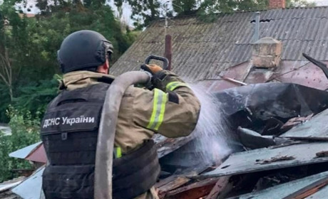 На Херсонщині окупанти атакували житлові квартали: 1 людина загинула, 15 — поранені