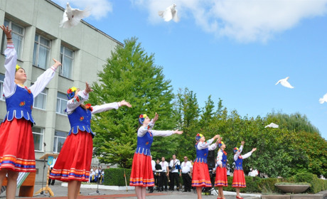 У Кременці пройшла хода з нагоди дня Державного Прапора України: фоторепортаж