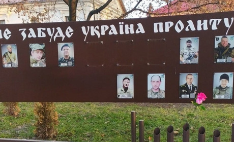 Вандалізм замість колядок: в Умані невідомі осквернили пам’ятник загиблим в АТО захисникам