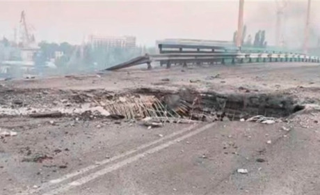 Загарбники вдруге за добу вдарили по мосту в Херсоні