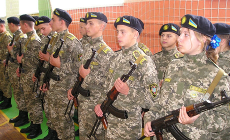 У Володимирецькому колегіумі до Дня УПА пройшли посвяту 19 учнів, які обрали військовий профіль