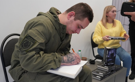 Сергій Тимофійко презентував у Городку свою першу друковану книгу. Чому під псевдонімом?