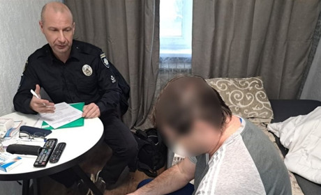 У Запоріжжя затримали шахраїв, що незаконно заволоділи квартирою самотньої людини