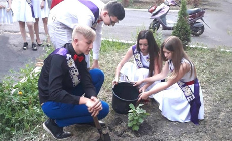 Випускники Кагарлицької школи № 2  на честь її закінчення посадили в дворі закладу дуб