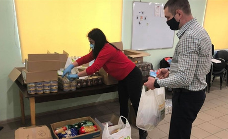 Карантинна допомога: фастівські волонтери розвозять продукти і маски пенсіонерам