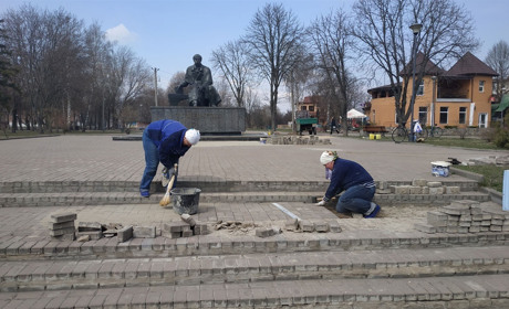Фото дня: біля пам'ятника Шевченку в центрі Конотопа ремонтують тротуарну плитку