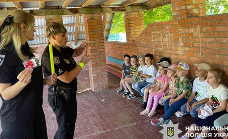 Рюкзачок безпеки: у Нетішині поліцейські навчали дошкільнят, як діяти у надзвичайних ситуаціях