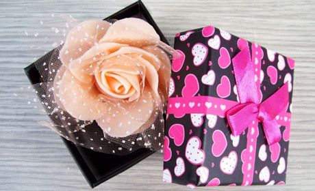 Нand-made, ювелірні прикраси, парфуми: що у Сватовому обрати на подарунок до будь-якого свята