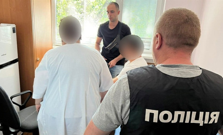 Переправляли ухилянтів за кордон: повідомлено про підозру ще двом медикам м.Дніпро