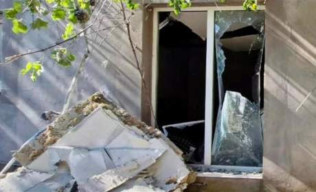 На Херсонщині російські окупанти атакували житлові будинки, освітні заклади, приватні автівки
