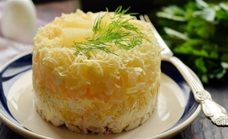 Рецепт дня: салат з куркою, грибами й ананасами