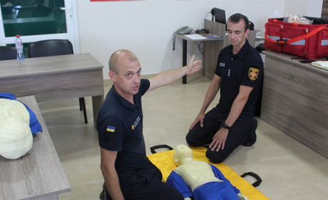 Спасатели учили оказывать первую помощь журналистов