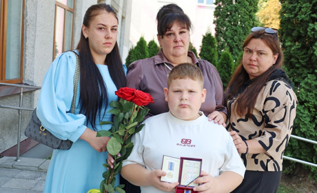 Посмертно нагородили Захисника України Романа Петращука: державну відзнаку вручили його дружині