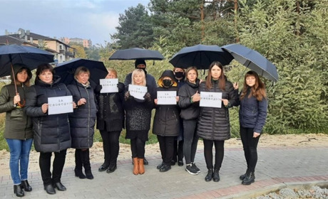 В місті Славута люди в чорному влаштували соціальну акцію