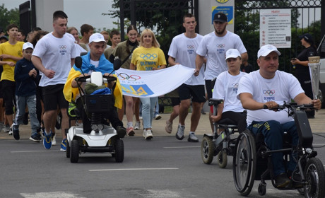 У Звягелі учасники забігу пронесли вулицями міста Олімпійський вогонь
