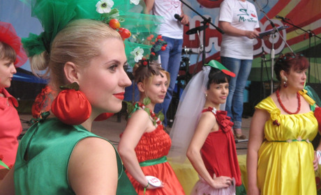 50 оттенков красного: как удачно подобрать наряд на мелитопольский фестиваль «ЧерешнЁво»