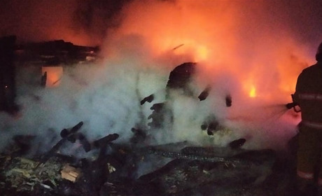 Дві пожежі за одну ніч: на Дубровиччині горіли гараж, будинки та солома