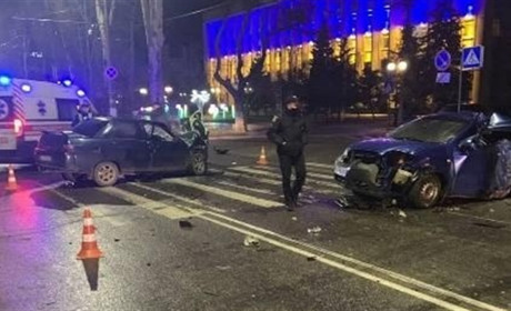 Вночі під херсонською міськрадою сталась смертельна ДТП: поліція з'ясовує обставини