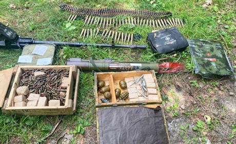 У лісах Чернігівщини поліцейські виявили покинуту зброю російських військових