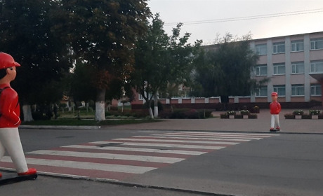 У Калинівській громаді встановили скульптури «хлопчиків - пішоходів»: скільки коштують