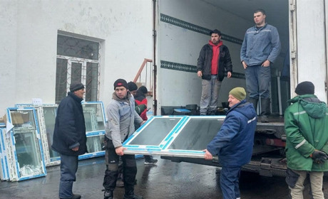 Монтаж вікон у пошкоджених будинках в Гречківці іде швидкими темпами