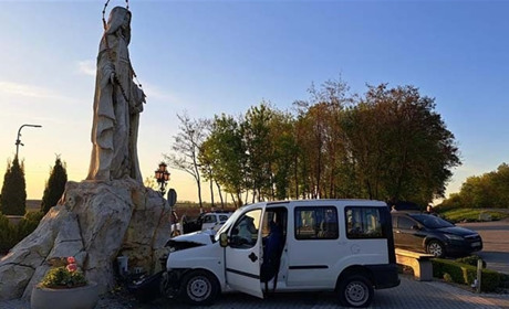 На Чортківщині жінка в`їхала у скульптуру Богоматері