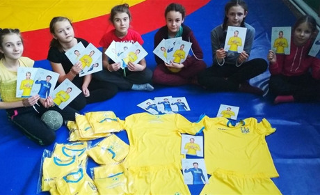 Федерация футбола Украины подарила попаснянским детям спортивную форму