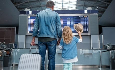 Нотаріально посвідчена згода не завжди потрібна: нюанси виїзду неповнолітніх